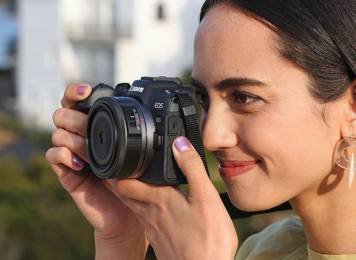 Ống kính Canon 28mm f/2.8 STM có khoảng cách lấy nét tối thiểu 23cm và độ phóng đại tối đa 0,17x