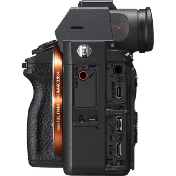 khe cắm thẻ nhớ trên máy ảnh mirrorless sony a73