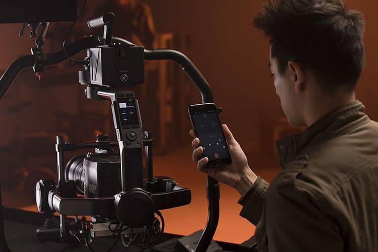 DJI Ronin 2 tích hợp màn hình thông minh