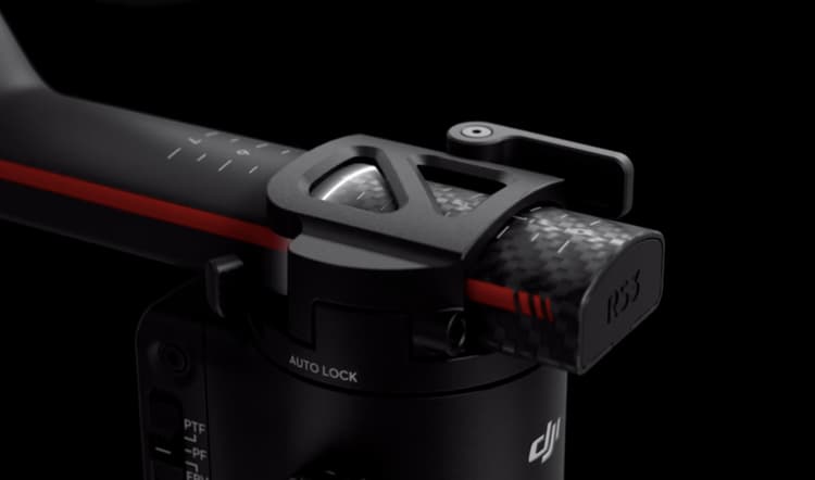 DJI RS 3 Pro có lớp vỏ cấu tạo từ carbon nhẹ và vô cùng chắc chắn