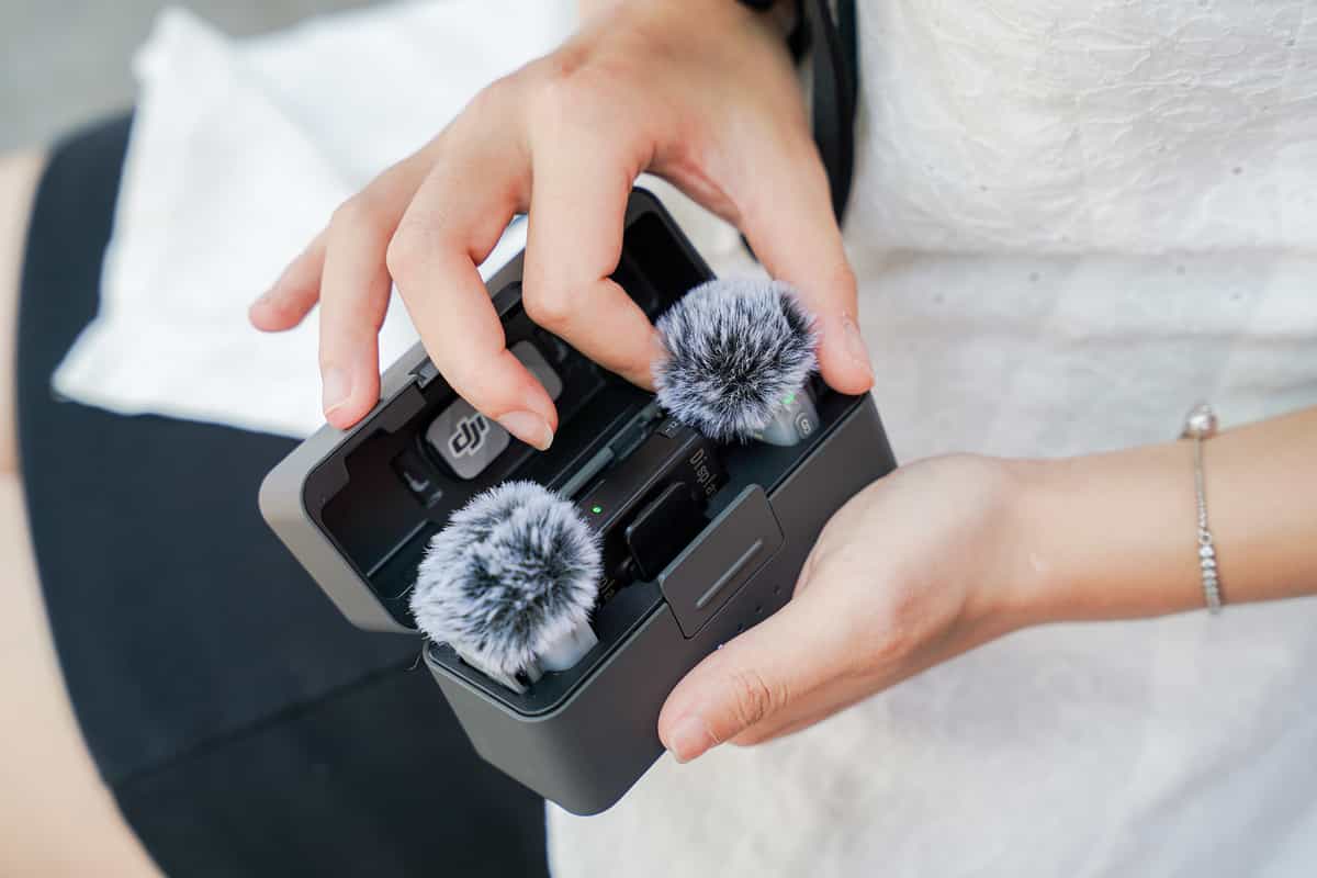 Transmitter của DJI Mic Mini 2 còn đi kèm đầy đủ phụ kiện