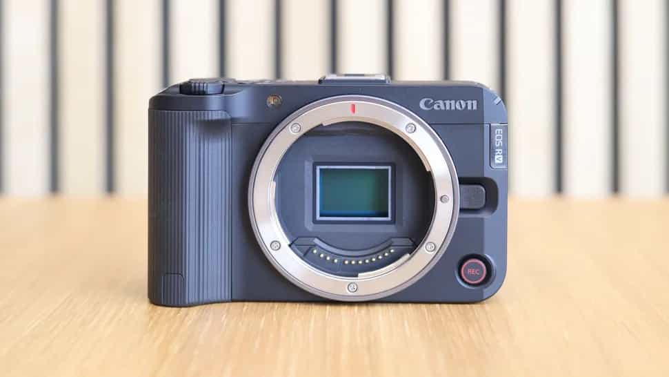 Canon EOS R50 V có kích thước khoảng 119,3 x 73,7 x 45,2 mm, nặng 370 gram