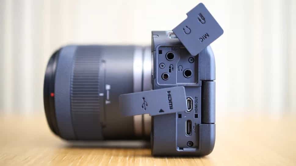 Đánh giá Canon EOS R50 V: Kết nối, lưu trữ và pin