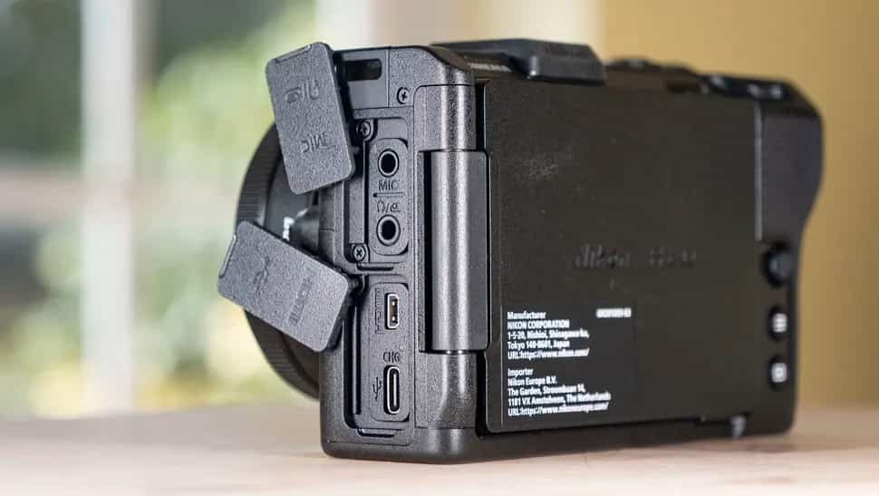 Nikon ZR được trang bị cổng micro HDMI