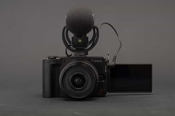 Dây mic không che đi màn hình của EOS R50 V